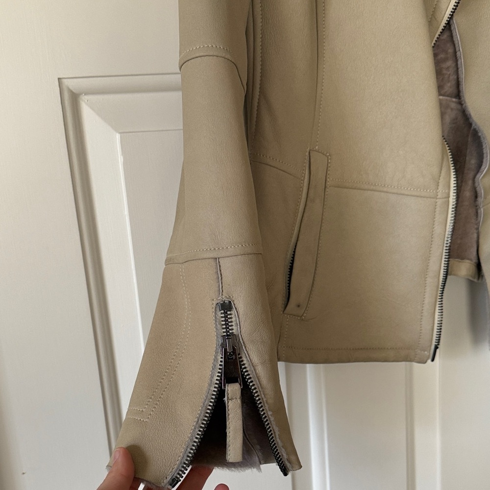 Elegant Beige Teddy Jacket with Plush Collar - Picture 2 of 8